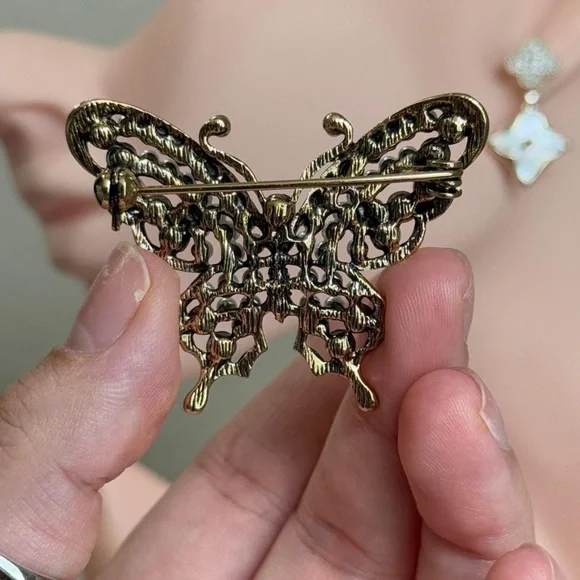 Elegant Gold Butterfly Brooch with Pearls. - Picture 4 of 8